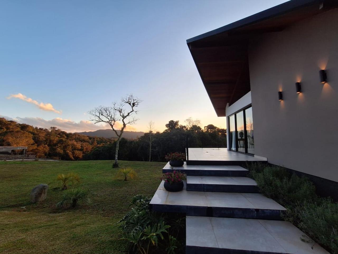 Casa Em Condominio Na Serra Раншу-Кеймаду Экстерьер фото
